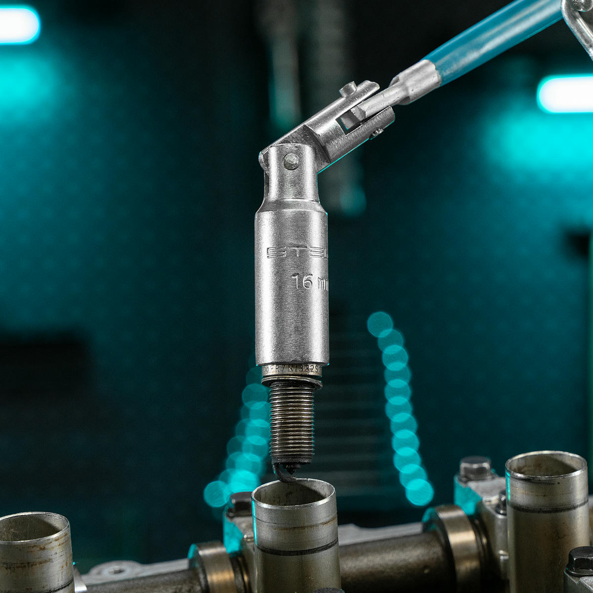 Ключ свечной 16х250мм карданный STELS preview 1