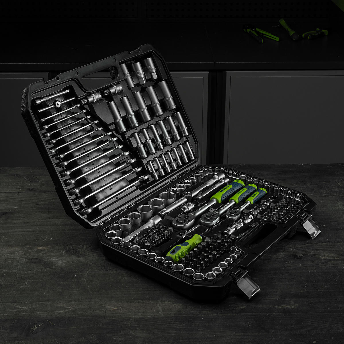 Набор инструментов 1/2", 3/8", 1/4", пластиковый кейс 215 предм. Сибртех preview 25