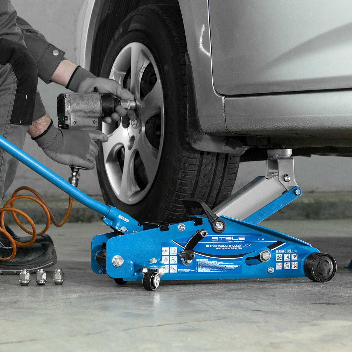 Домкрат подкатной гидравлический 2,5т (140-385мм) с фиксатором (в кейсе) STELS preview 16