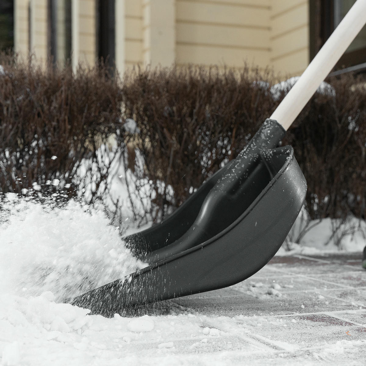 Лопата снеговая пластиковая 360х405х1550мм деревянный черенок СИБРТЕХ preview 1