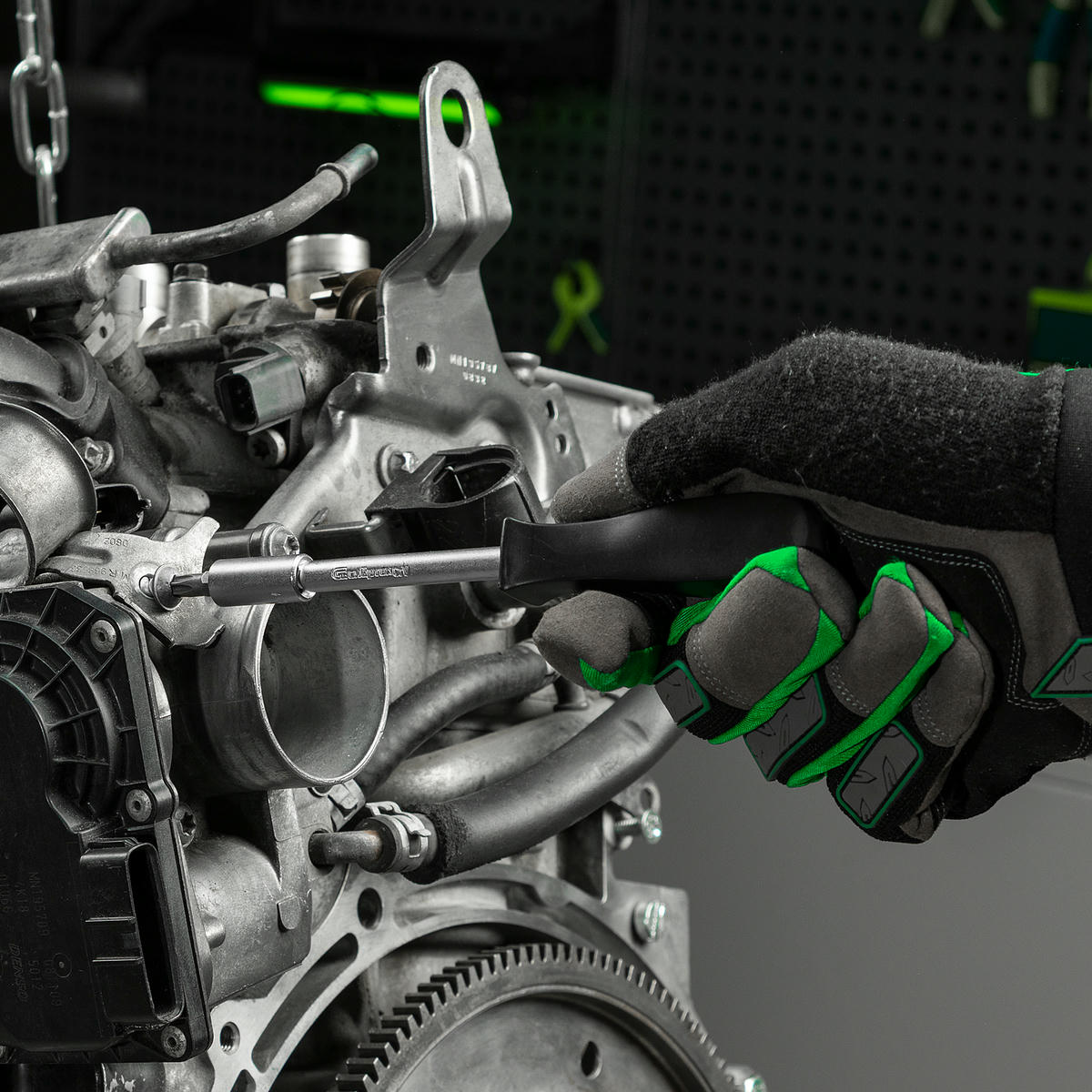 Набор инструментов 1/2", 3/8", 1/4", пластиковый кейс 215 предм. Сибртех preview 30