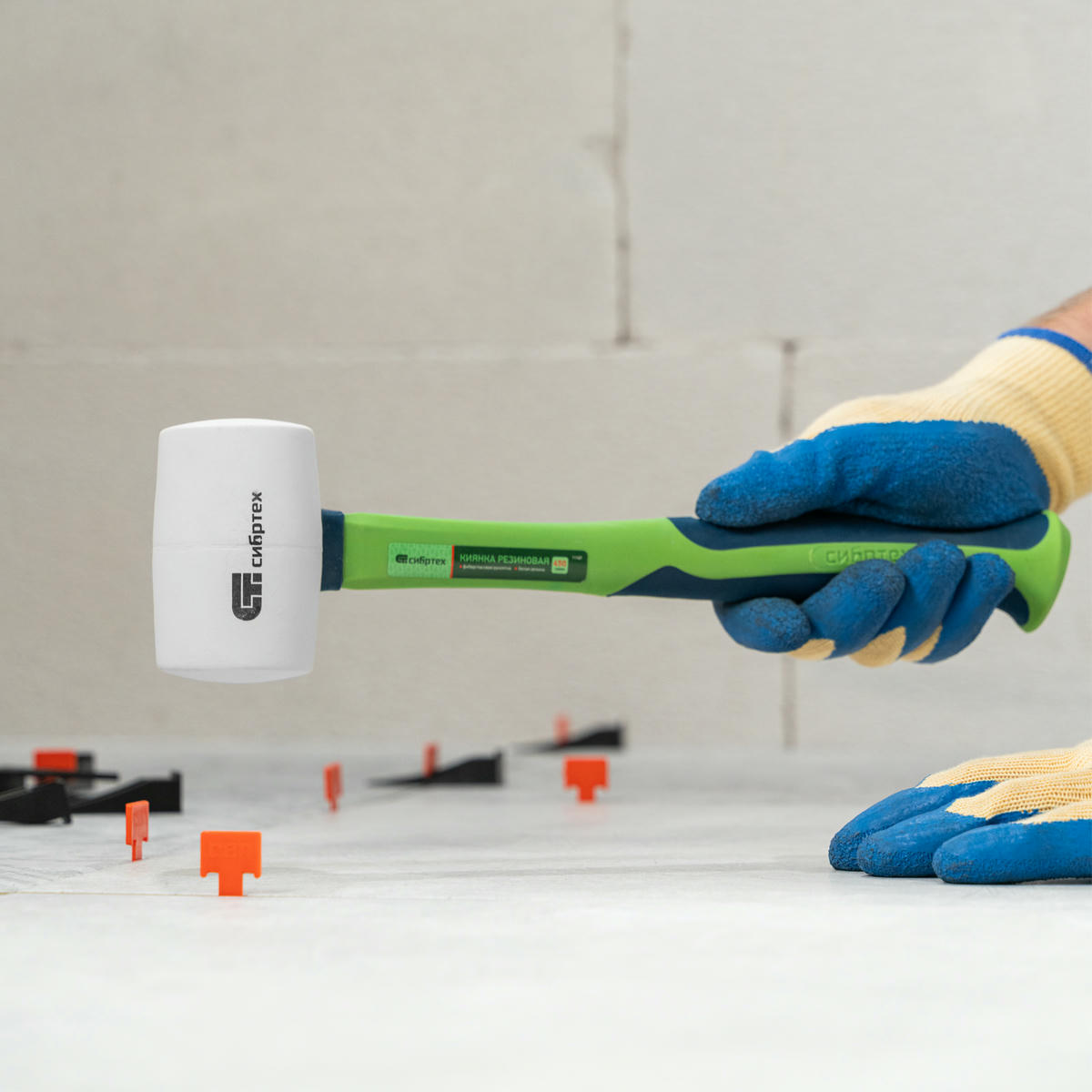 СИБРТЕХ 11167 Киянка резиновая, 450 г,белая резина, фибергласовая рукоятка. preview 1