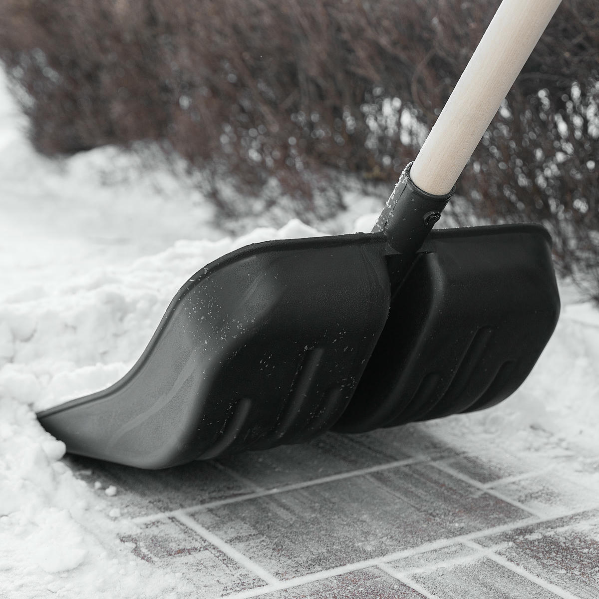 Лопата снеговая пластиковая 360х405х1550мм деревянный черенок СИБРТЕХ preview 9