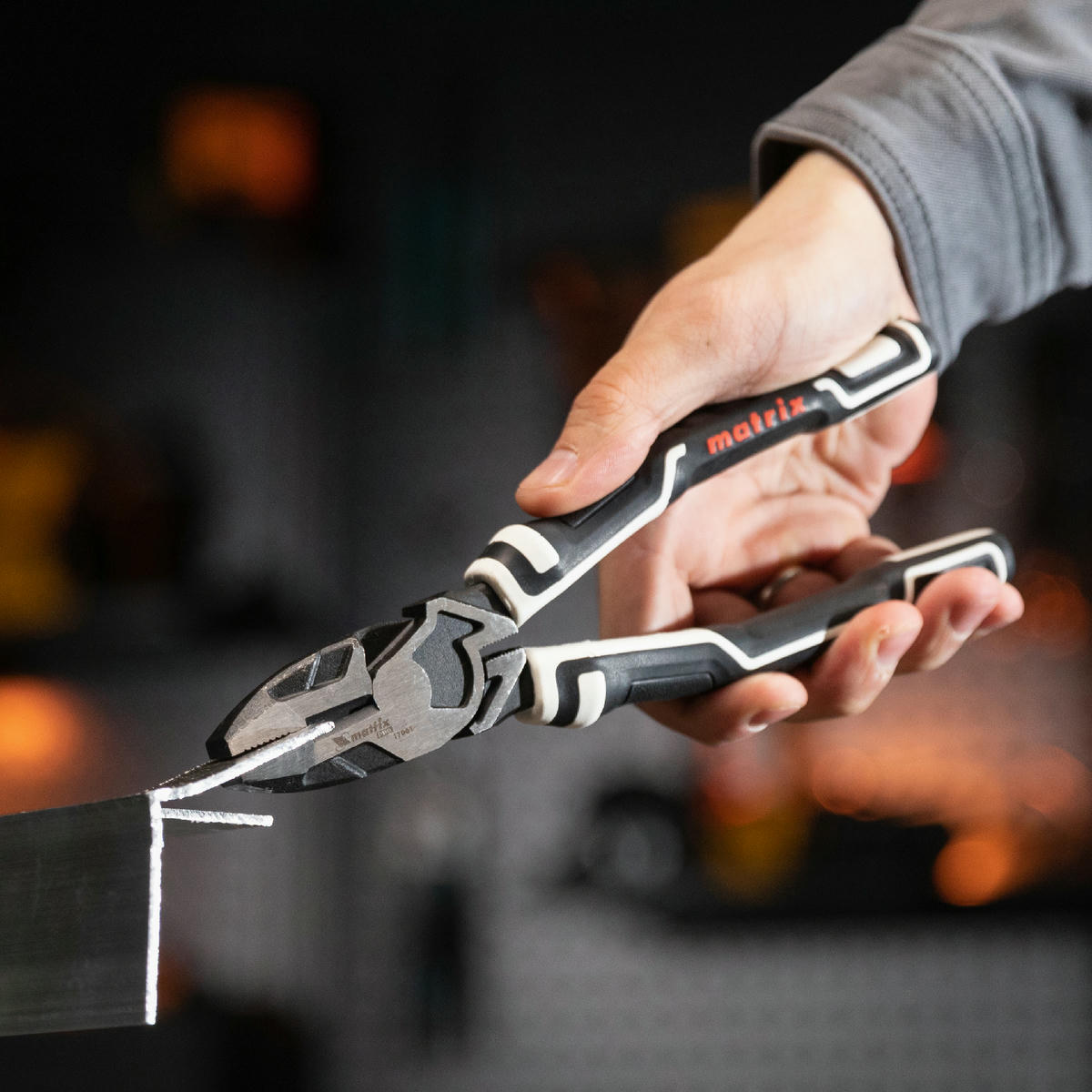 Плоскогубцы 210мм комбинированные, усиленная система MATRIX preview 1